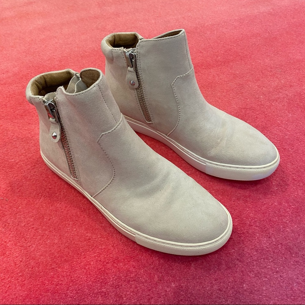 NEW w/o tags Gentle Souls Carole sneaker